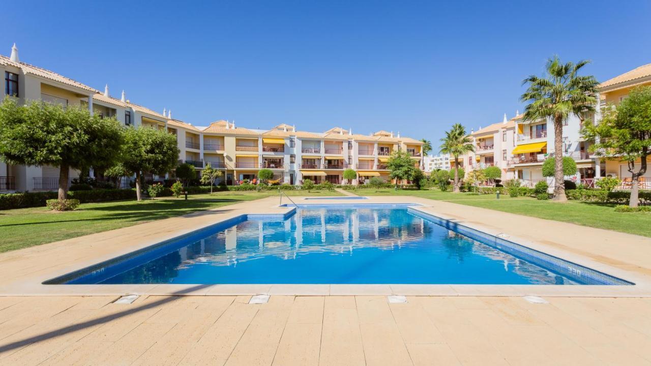 Serene Apartment W/ Balcony And Pool By Lovelystay Quarteira Eksteriør billede