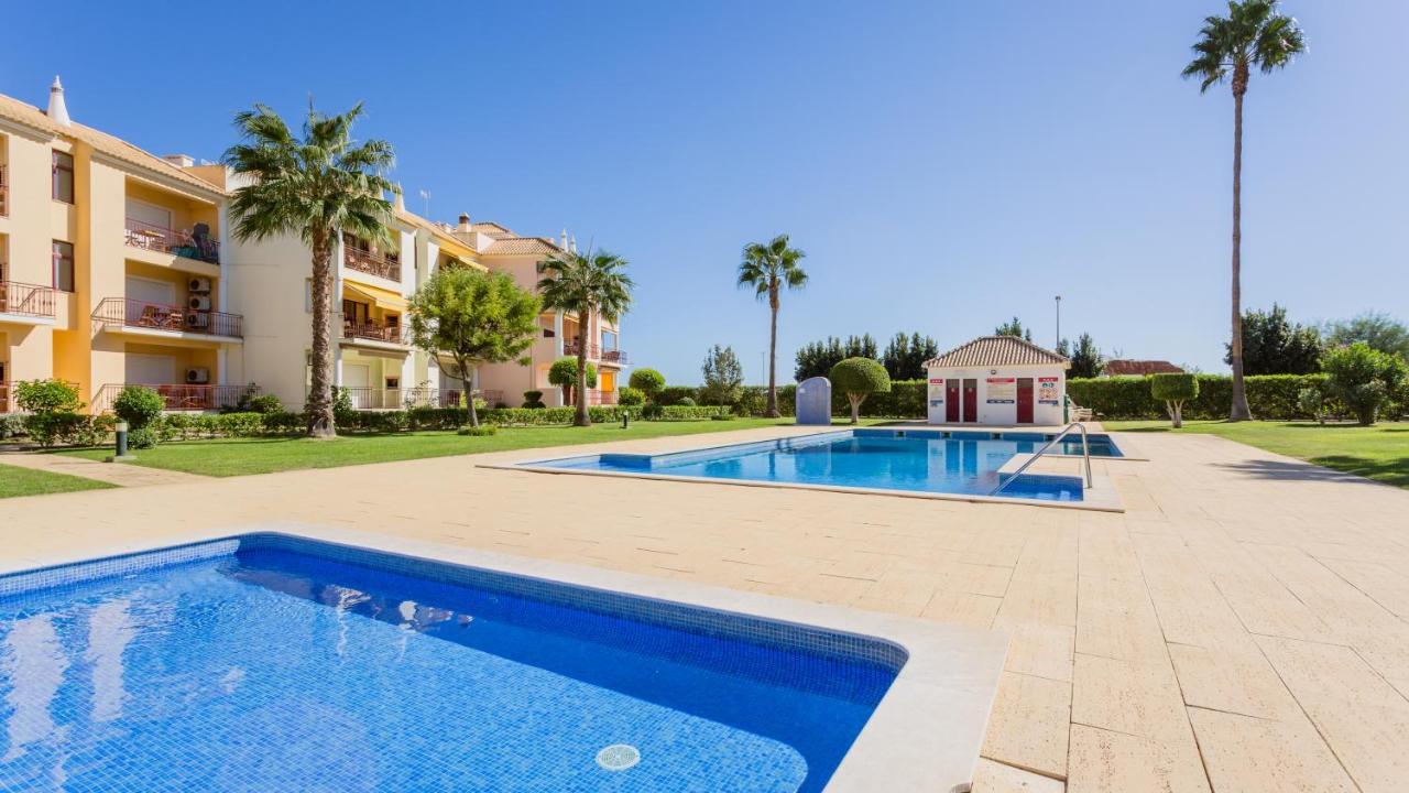 Serene Apartment W/ Balcony And Pool By Lovelystay Quarteira Eksteriør billede