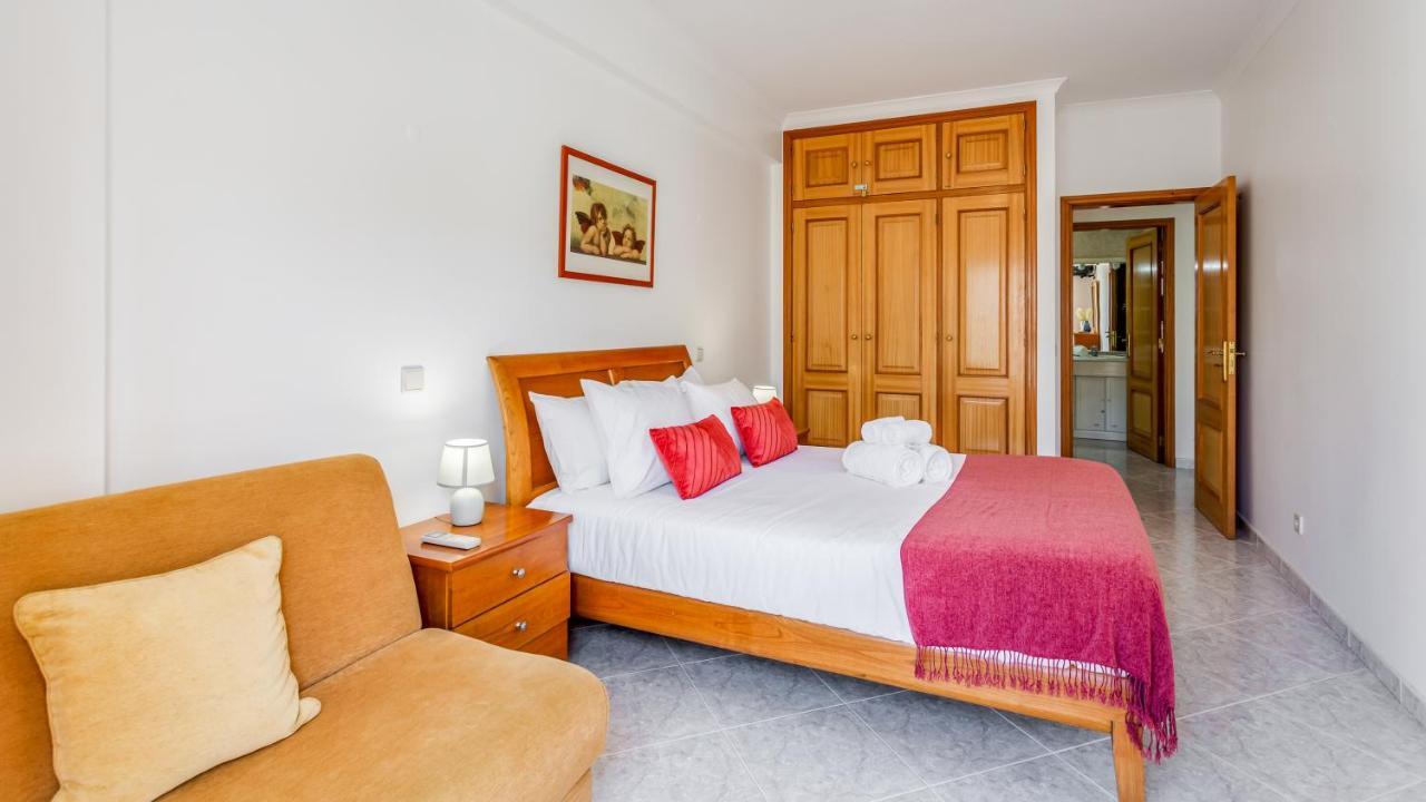 Serene Apartment W/ Balcony And Pool By Lovelystay Quarteira Eksteriør billede