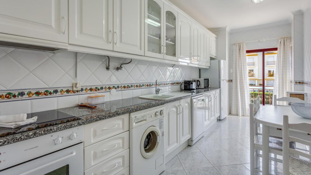 Serene Apartment W/ Balcony And Pool By Lovelystay Quarteira Eksteriør billede