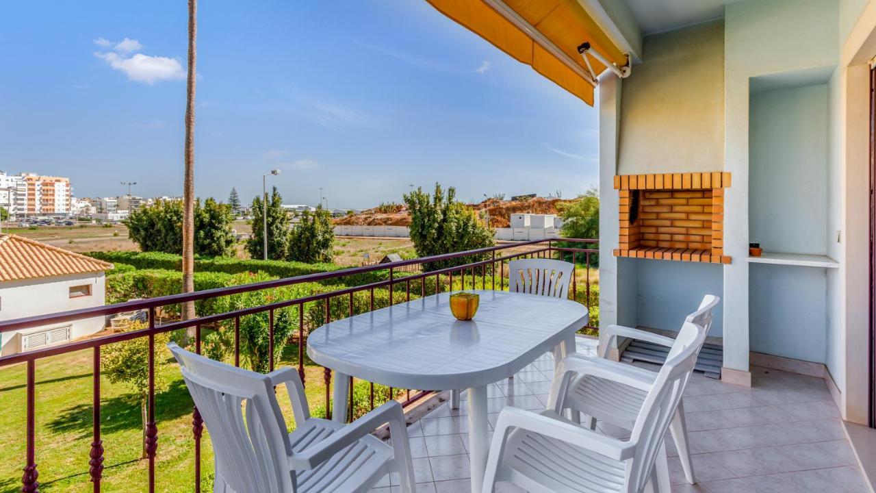 Serene Apartment W/ Balcony And Pool By Lovelystay Quarteira Eksteriør billede