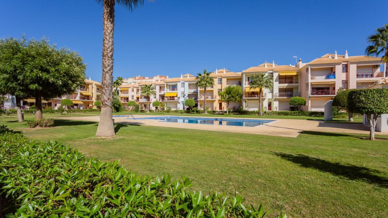 Serene Apartment W/ Balcony And Pool By Lovelystay Quarteira Eksteriør billede